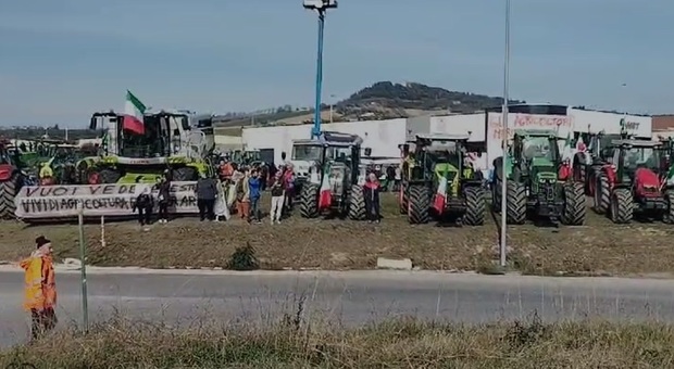 Protesta dei trattori anche a Osimo: sit sulla provinciale e nel pomeriggio altri due cortei