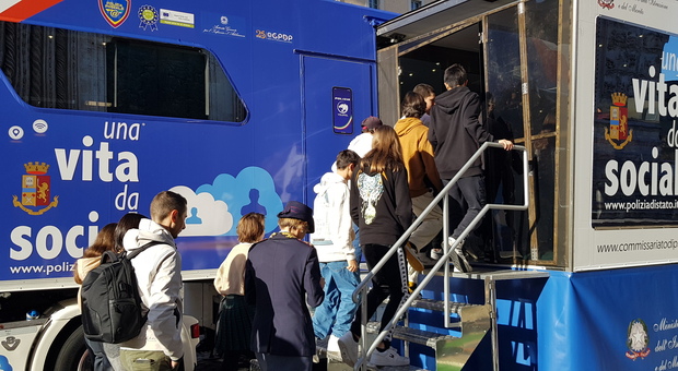 Una vita da social fa tappa ad Amelia: il truck multimediale della polizia accoglierà 150 studenti