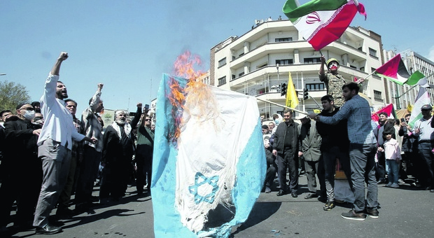 Iran minaccia Israele, chiuse 30 ambasciate: anche quella di Roma . ll leader degli Hezbollah: «Punto di svolta nella guerra»