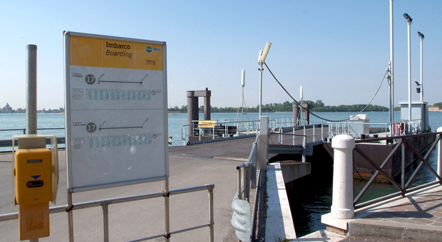 Manca il motorista: ferry boat bloccato per due ore e mezza