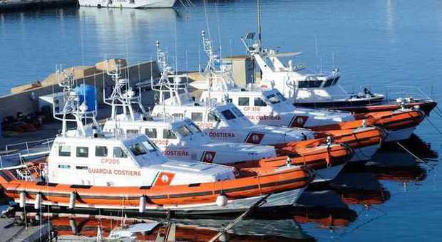 Tripoli, scafisti armati minacciano motovedetta italiana: «Rivogliamo la barca»
