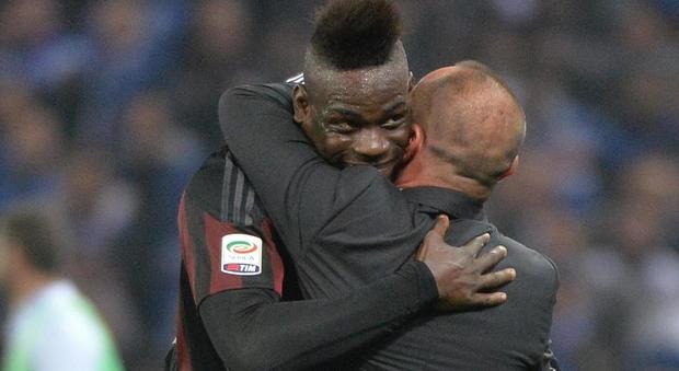 Balotelli abbraccia Brocchi dopo la vittoria con la Sampdoria