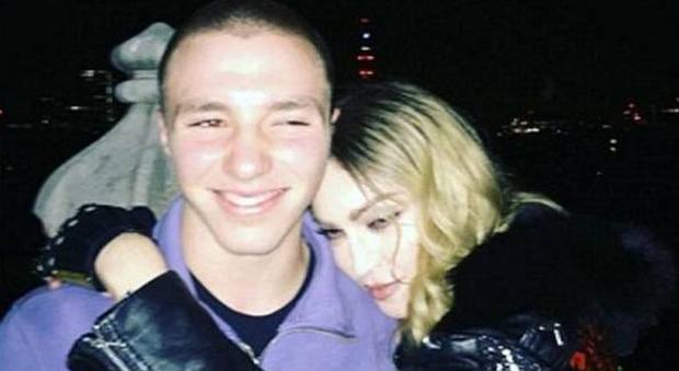Londra, il figlio di Madonna arrestato per droga: rilasciato su cauzione