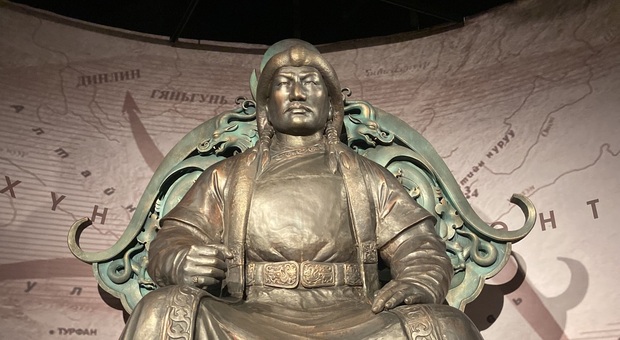 Papa Francesco in Mongolia lancia segnali alla Cina E a sorpresa loda Gengis Khan