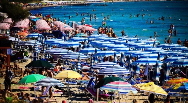 Fuga dal mare di Puglia, affitto a 4.000 euro al mese e insulti ai turisti: «Lei è un morto di fame»