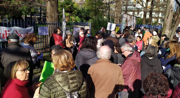 Caserta, la protesta: «Cemento sulla Villetta Padre Pio stop alla gara»