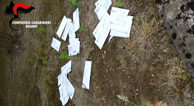 Buttano 200 lettere in un canalone denunciati dai carabinieri
