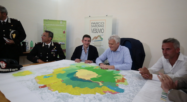 Il ministro Galletti sul Vesuvio: «Cattureremo i piromani, la situazione è angosciante»