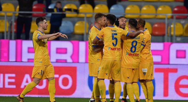 Citro-Dionisi, il Frosinone ritrova la vittoria e vola in vetta: Brescia ko 2-0