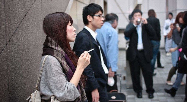 Dopo la sigaretta vietato salire in ascensore per 45': il nuovo regolamento in Giappone