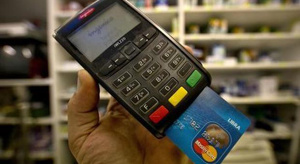 Manovra, rimborsi fino a mille euro per chi paga con carta e bancomat