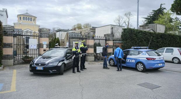 CIMITERO ARCELLA - L'intervento della polizia e dei vigili urbani dopo il raid vandalico di venerdì santo