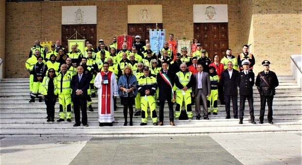 Il gruppo che ha partecipato alla cerimonia per i 35 anni della Protezione civile a Porto Sant'Elpidio