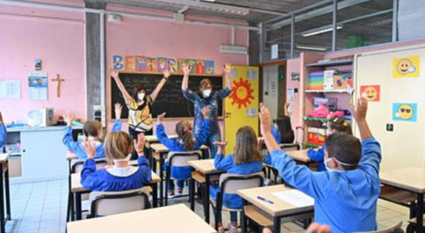 Modena, i bambini della classe elementare intonano «chi non salta juventino è»: la maestra filma tutto e il video scatena le polemiche