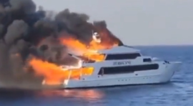 Egitto, scoppia un incendio su una barca per immersioni piena di turisti: muoiono tre sub britannici