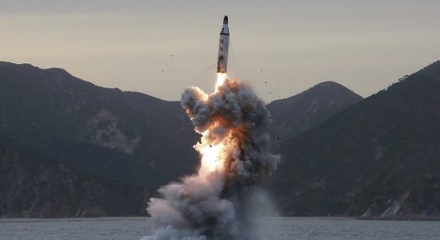 Corea del Nord, la sfida continua: lancia un nuovo missile, ma fallisce