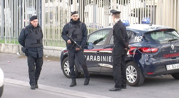Vetri sfondati e furti nei parcheggi dei centri commerciali in Campania: due arresti