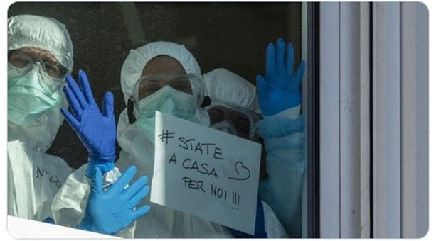 Una foto da Twitter delle mani degli infermieri per "farci forza"