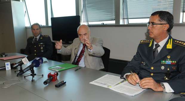 Il procuratore Massimiliano Serpi con il colonnello Grisorio e il tenente colonnello Lauro della guardia di finanza (foto MASSIMILIANO SCHIAZZA)
