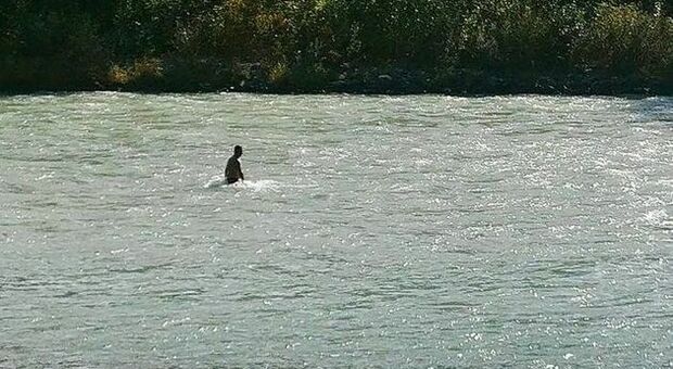La figlia è annegata nel fiume Adda, il papà si tuffa ogni mattina per cercare il corpo: «Non posso smettere»