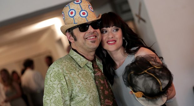 Tanto di cappelli per Greg e la moglie Nicoletta, stilisti ad Altaroma con la loro griffe NC Pop