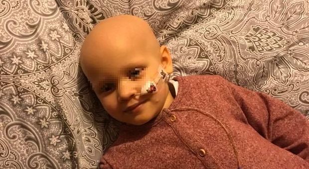 Dopo le prime terapie torna il cancro, i genitori di una bimba di 3 anni sono disperati: "Aiutateci a salvarla"