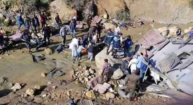 Bus turistico precipita in una scarpata: 22 morti, molti sono studenti