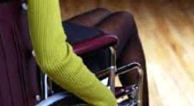 Violenta e costringe compagna disabile ​in sedia a rotelle a elemosinare, arrestato
