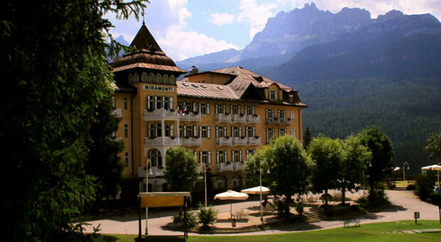 Chiude lo storico hotel Miramonti di Cortina: carenze nei sistemi antincendio, ospiti devono uscire
