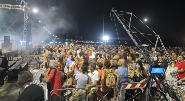 Ferragosto a Napoli, migliaia di napoletani sul lungomare per la notte della Tammorra