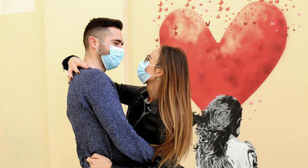 Pavia, abbraccia la fidanzata in strada (con la mascherina): multato di 400 euro