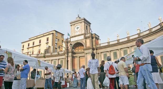 Napoli, finge di degustare prodotti tipici e ruba l'incasso del mercatino