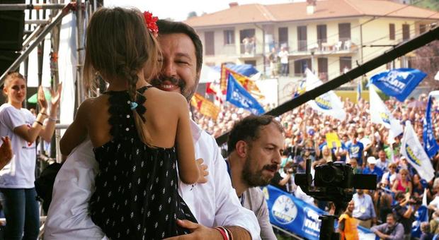 Greta non è di Bibbiano: polemica sulla bimba portata da Salvini sul palco a Pontida