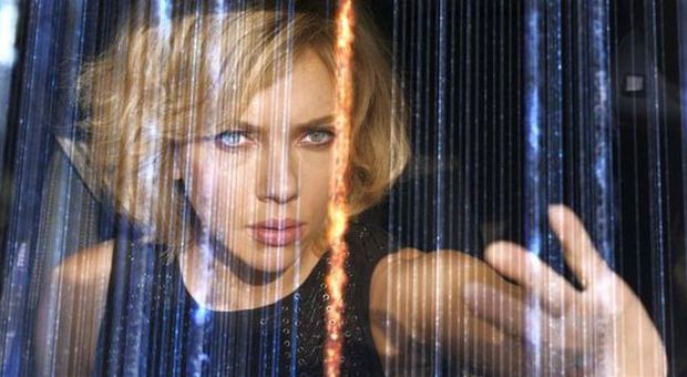 Scarlett Johansson sexy guerriera in Lucy, l'ultimo film di Luc Besson