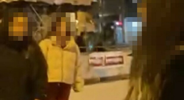Baby bulle, 13enne picchiata sui pattini in piazza del Popolo. Video in mano alla polizia