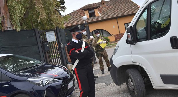 Carabinieri ed Esercito presidiano la Rsa Bellosguardo di Civitavecchia sottoposta a cordone sanitario (Foto Giobbi)