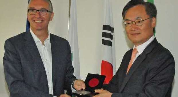 Il governatore Ceriscioli con l'ambasciatore Yon-joon Lee
