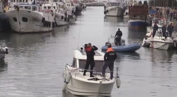Fiumicino, trovato cadavere nel porto canale: notato da un passante, è mistero