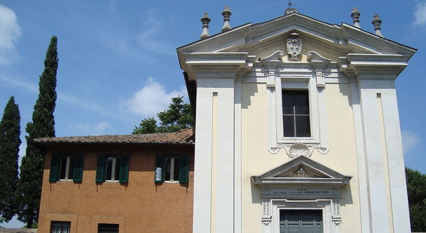 Cadono stucchi dalla facciata dell'antica chiesa del Quo Vadis a Roma