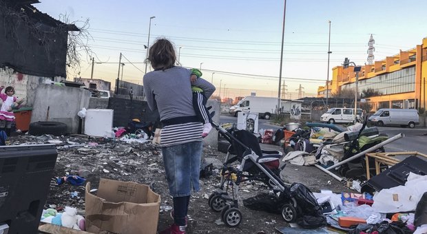Roma, blitz nei campi nomadi degli ispettori dell’Ue: roghi tossici nel mirino