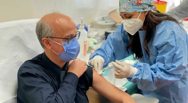 L'assessore alla Sanità, Lopalco: «Subito il vaccino a professori e alunni», ma per i pediatri «ha poco senso»