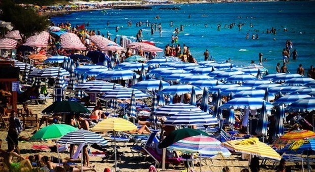 Affitto a 4.000 euro al mese e insulti ai turisti: «Lei è un morto di fame». È fuga dal mare di Puglia