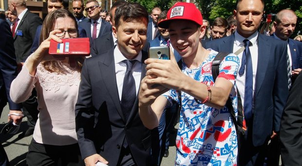 Selfie con i fan per il presidente ucraino Zelensky
