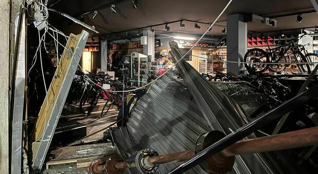 Padova, assalto al negozio di bici: banditi in fuga con i modelli di lusso. Il proprietario: «Furto su commissione»