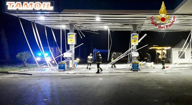 Assalto al distributore di benzina, i banditi fanno esplodere la cassa e sventrano l'impianto