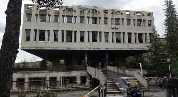 Ginecologo a processo per violenza sessuale a Teramo, la paziente: «Mi propose di vedere video hard durante una visita»