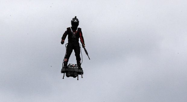L'uomo volante strega Parigi alla parata del 14 luglio: il Flyboard Air raggiunge i 190 km/h