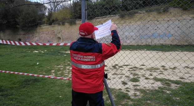 Ancona, nastri biancorossi e cartelli di divieto: la Protezione civile blinda parchi e aree giochi