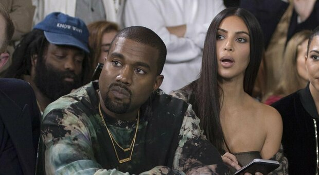 Il rapper Kanye West urina sul suo Grammy per protesta contro le major discografiche e posta il video su Twitter