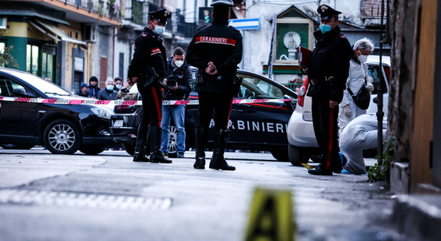 Napoli, donna ferita per errore dai killer: «Poi sono tornati indietro per vedere se ero morta»